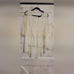 BUCKLE BOUTIQUE Large, flowy peplum blouse